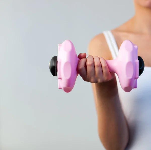 Close-up of a beautiful woman trained with weights focus on weights — Stock Photo, Image