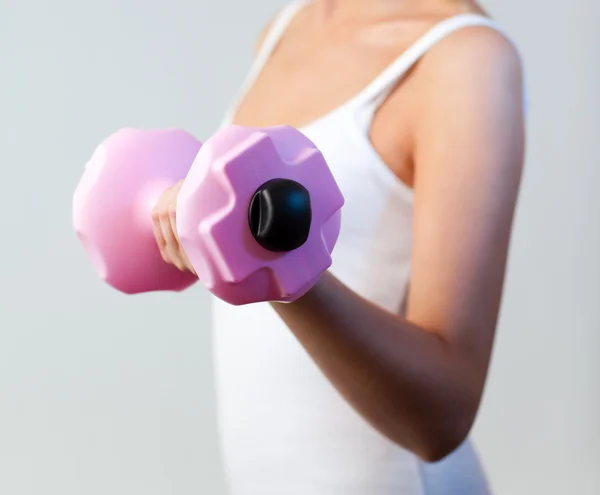 Mujer sana entrenada con pesas se centran en pesas —  Fotos de Stock