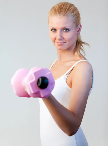 Portrait of a beautiful woman trained with weights focus on woman — Stock Photo, Image