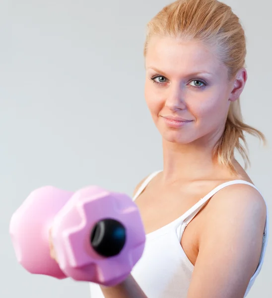 Close-up of a beautiful woman trained with weights focus on woman — Stock Photo, Image
