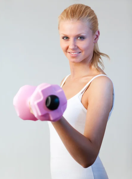 Porträt einer freundlichen Frau, die mit Gewichten trainiert — Stockfoto