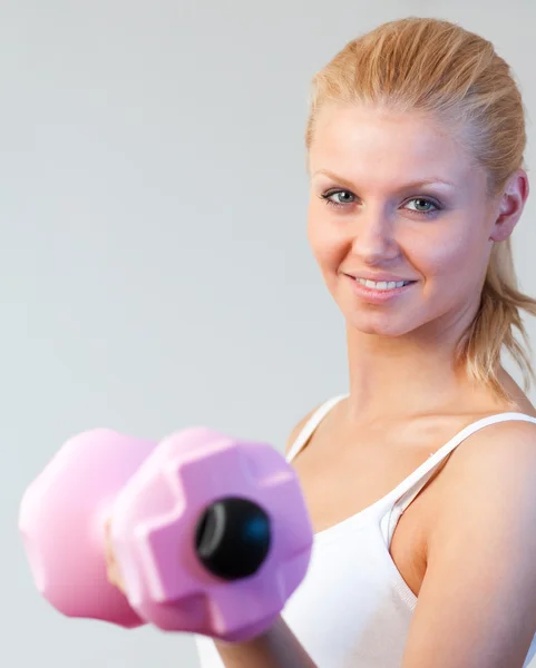 Nahaufnahme einer freundlichen Frau, die mit Gewichten trainiert wird — Stockfoto