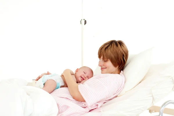 침대에서 갓 태어난 아기와 함께 행복 한 환자 — 스톡 사진