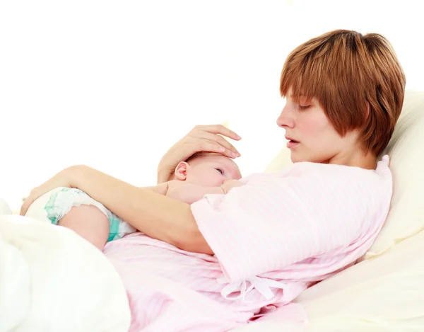 Pacienta pečují o své novorozené dítě v posteli — Stock fotografie