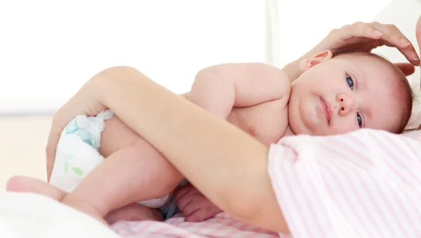 Yatakta annesiyle yeni doğan bebek — Stok fotoğraf