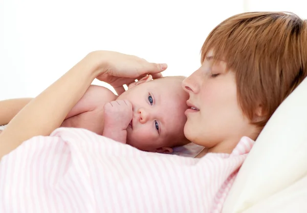 Yeni doğan bebeği ile sleeping mother — Stok fotoğraf