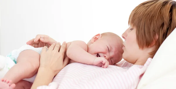 Happy matka líbat její novorozence — Stock fotografie