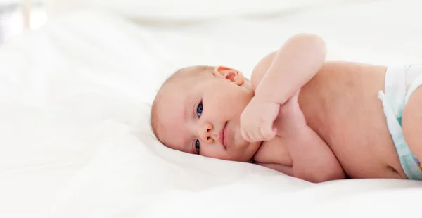 Zoete baby liggend in bed — Stockfoto
