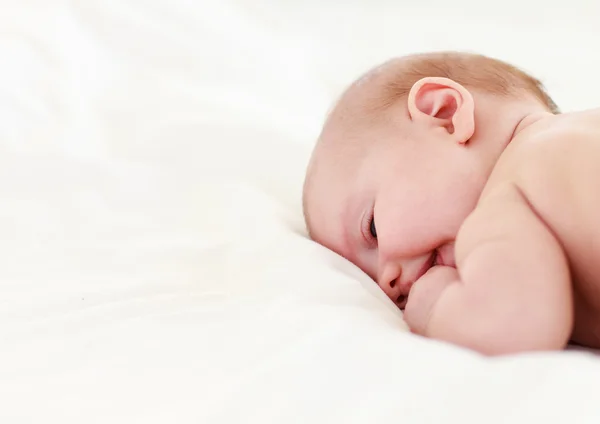 Baby slaapt in bed — Stockfoto