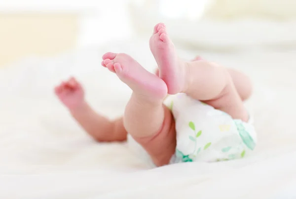 Yatakta yatan bebek — Stok fotoğraf