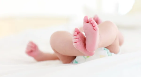 Újszülött csecsemő feküdt az ágyban — Stock Fotó