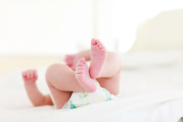 Baby liggend in bed — Stockfoto