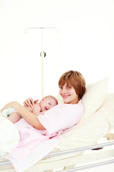 Mãe abraçando seu bebê recém-nascido com espaço de cópia — Fotografia de Stock