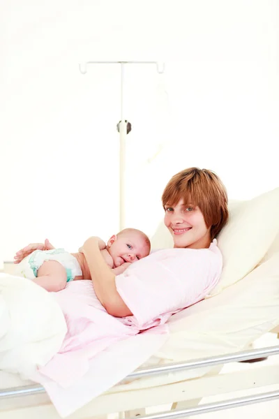 Yeni doğan bebek boşaltmak boşluk ile yatakta olan hasta — Stok fotoğraf
