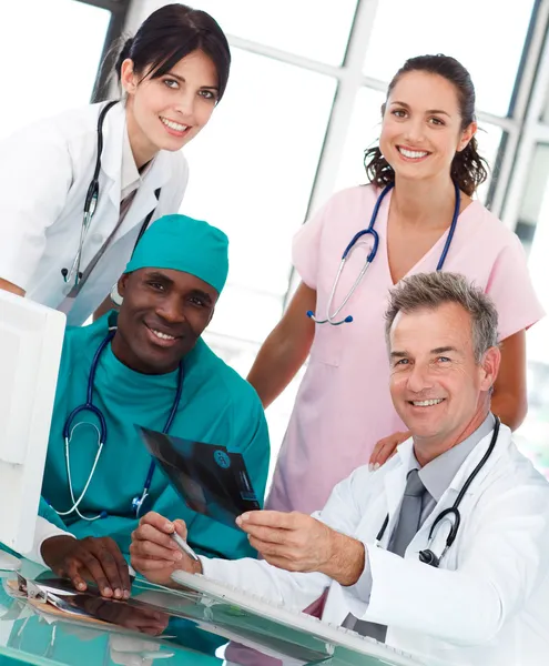 Gruppe von Ärzten im Gespräch in einem Büro — Stockfoto