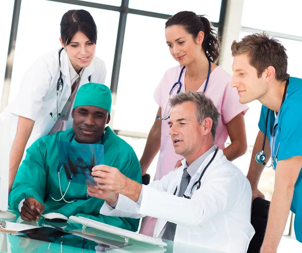 Equipe médica discutindo em um escritório — Fotografia de Stock