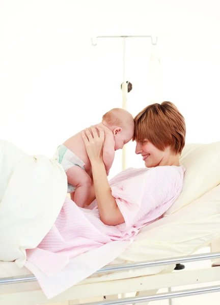 Матері, обіймаючи її новонародженої дитини — стокове фото