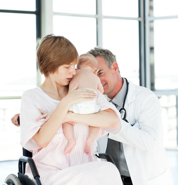 Madre con il suo neonato e medico — Foto Stock
