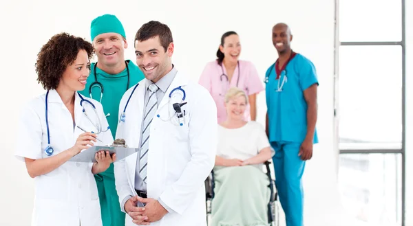 Группа улыбающихся врачей смотрит в камеру — стоковое фото