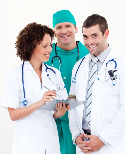 Equipo de médicos relajados mirando a la cámara — Foto de Stock