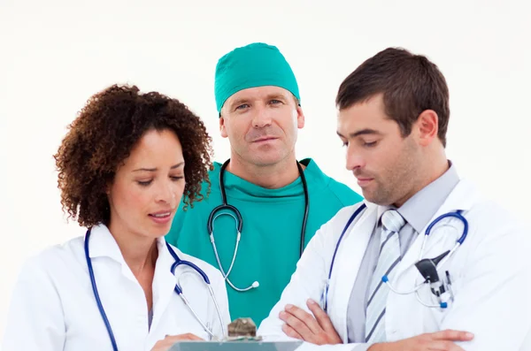 Gruppe attraktiver Ärzte blickt in die Kamera — Stockfoto