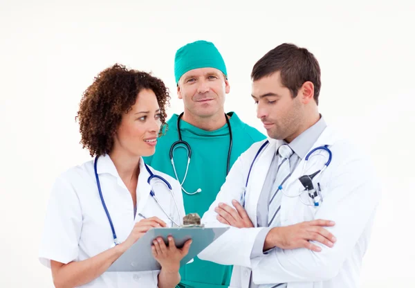 Gruppe attraktiver Ärzte blickt in die Kamera — Stockfoto