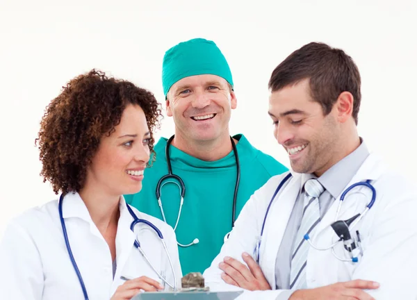 Groep van aantrekkelijke artsen kijken naar de camera — Stockfoto