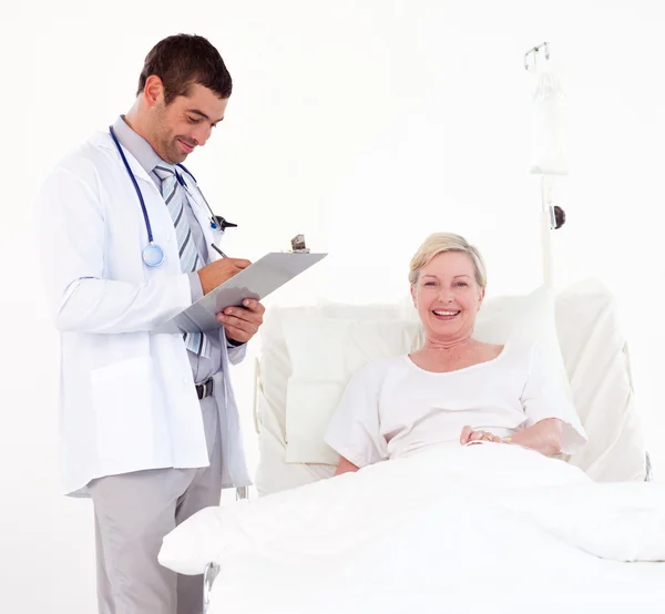 Lekarze badając pacjenta — Zdjęcie stockowe