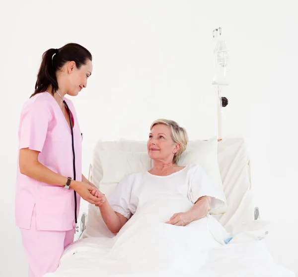 Женщина-врач осматривает пациента — стоковое фото