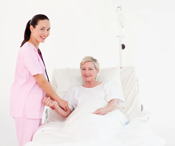 Kvinnelig lege som undersøker en pasient – stockfoto