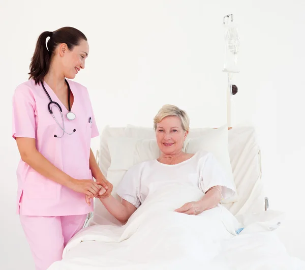 Doctora examinando a una paciente — Foto de Stock