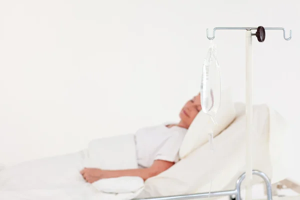 Старший пацієнт лежить на медичному ліжку — стокове фото