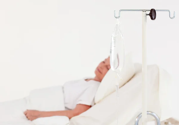 Senior Patient liegt auf einem Krankenbett — Stockfoto