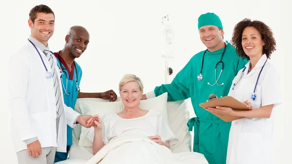 Lekarze badając chorego pacjenta — Zdjęcie stockowe