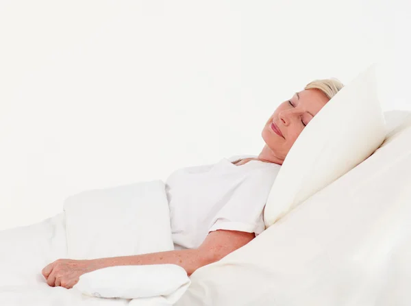 Paciente mayor acostado en una cama médica —  Fotos de Stock