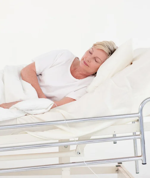 Старший пациент лежит на медицинской кровати — стоковое фото