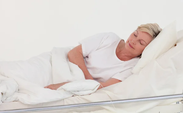 Paciente mayor acostado en una cama médica — Foto de Stock