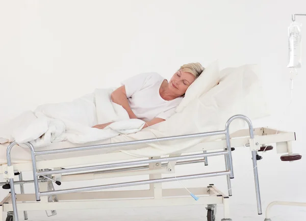Üst düzey hastanın tıbbi bir yatakta yatarken — Stok fotoğraf