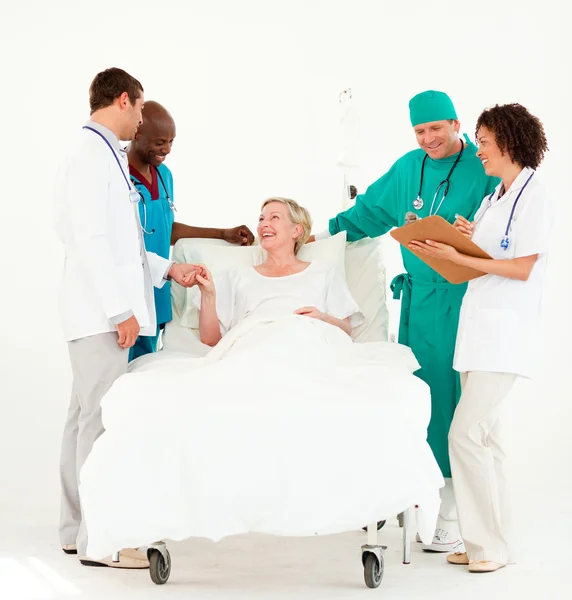 Läkare undersöka en sjuk patient — Stockfoto