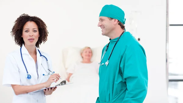 Médicos examinando a una paciente femenina —  Fotos de Stock