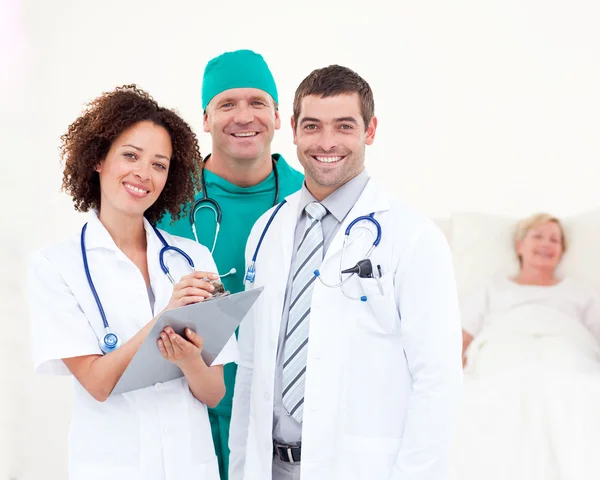 Porträt lächelnder Ärzte bei der Untersuchung eines Patienten — Stockfoto