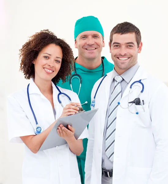 Retrato de médicos sorridentes examinando um paciente — Fotografia de Stock