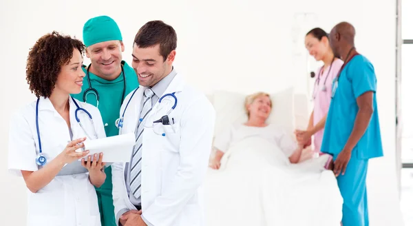 Lékaři zkoumá pacienta v nemocnici — Stock fotografie