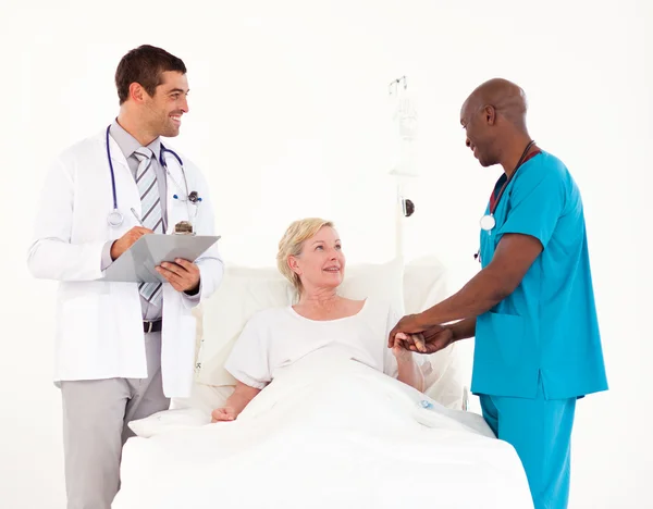 Lékaři zkoumá pacienta v nemocnici — Stock fotografie