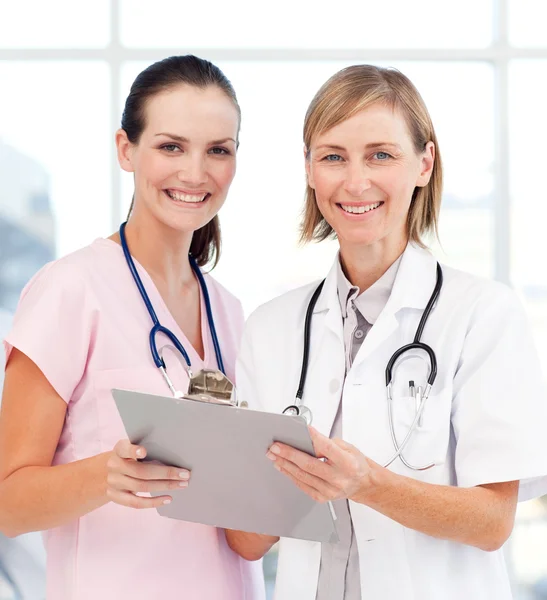 Nurse and doctor smiling at the camera — Stock Photo, Image