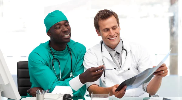 Два врача осматривают рентген — стоковое фото