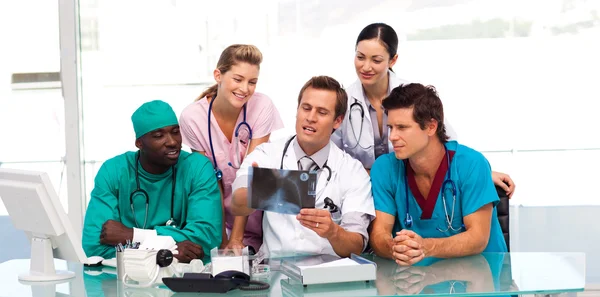 Группа врачей, осматривающих рентген — стоковое фото