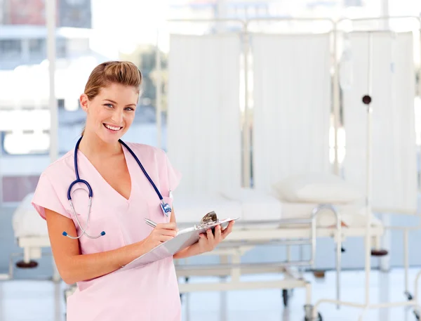 Junge Krankenschwester arbeitet in einem Krankenhaus — Stockfoto