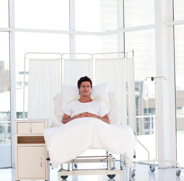Lachende patiënt herstellen in een ziekenhuis — Stockfoto