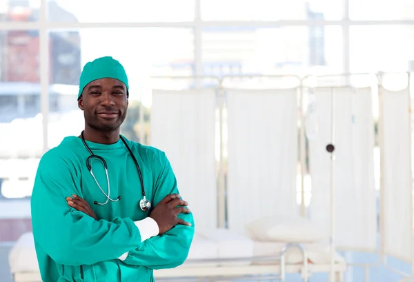 Cirurgião em uma sala de operações — Fotografia de Stock